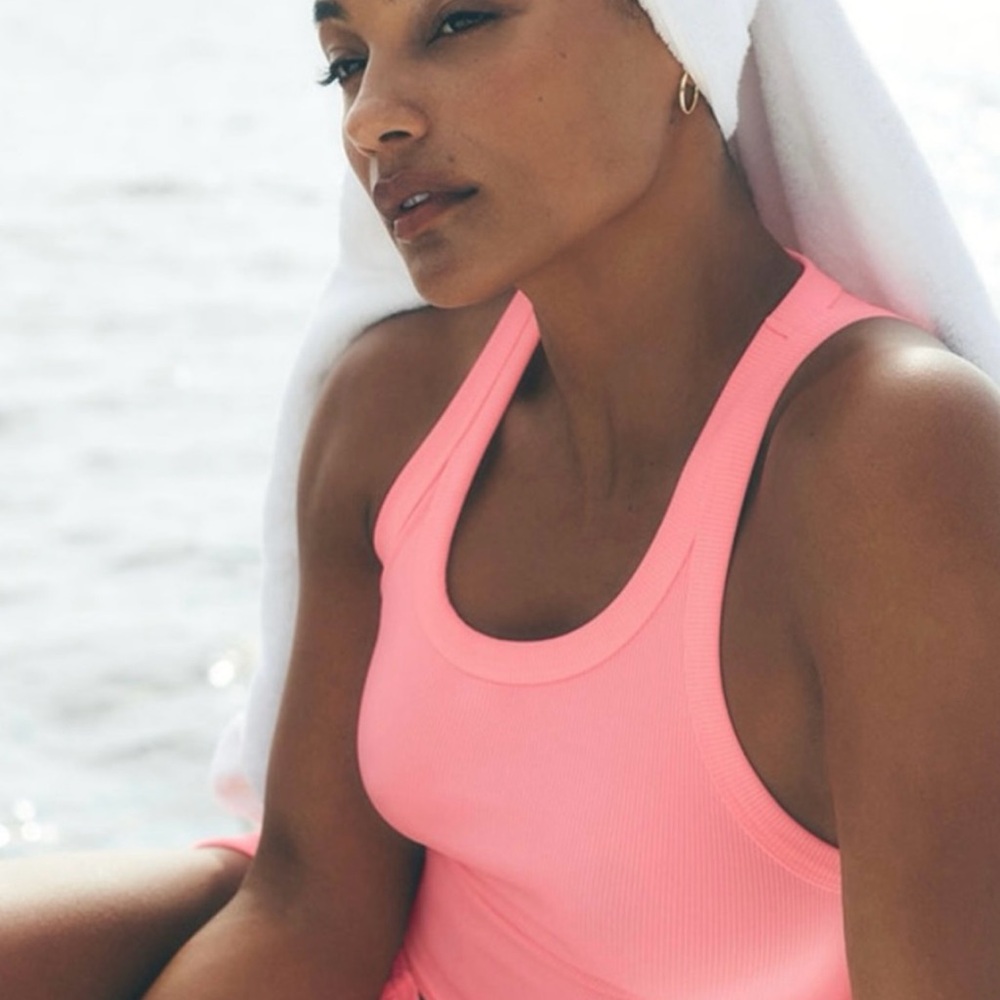 ALO Yoga Fitted Pink Sleeveless Tank Top neon bubblegum pink